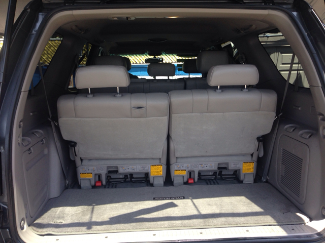 Toyota Sequoia 2004 photo 3