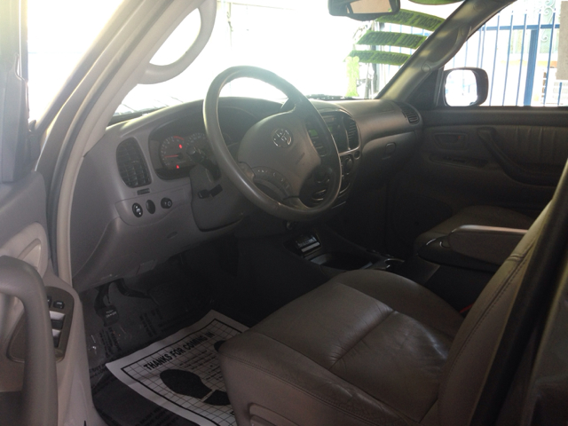 Toyota Sequoia 2004 photo 4
