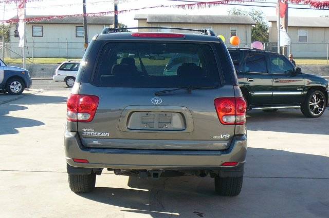 Toyota Sequoia 2006 photo 3