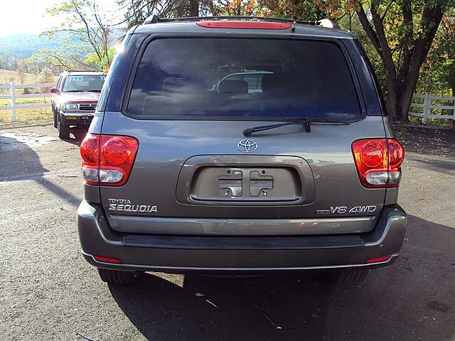Toyota Sequoia 2006 photo 2