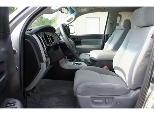 Toyota Sequoia 2010 photo 3
