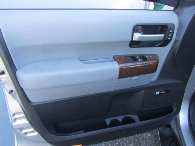 Toyota Sequoia 2010 photo 1