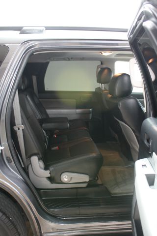 Toyota Sequoia 2011 photo 1