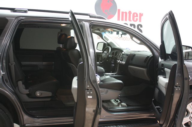 Toyota Sequoia 2011 photo 16