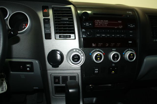 Toyota Sequoia 2011 photo 17