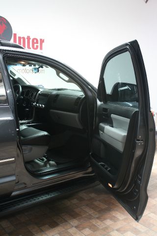 Toyota Sequoia 2011 photo 2