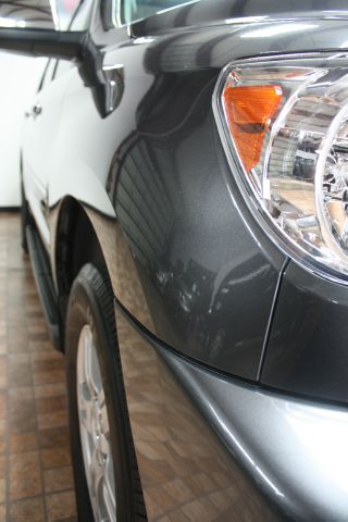 Toyota Sequoia 2011 photo 28