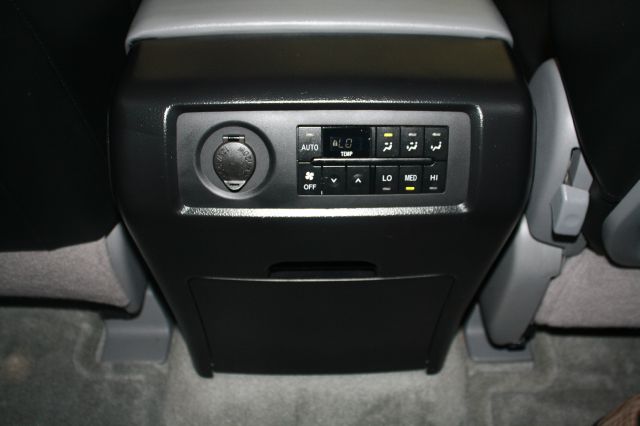 Toyota Sequoia 2011 photo 38