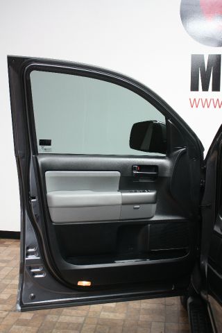 Toyota Sequoia 2011 photo 4