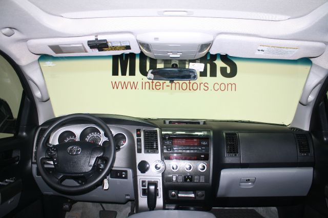 Toyota Sequoia 2011 photo 43