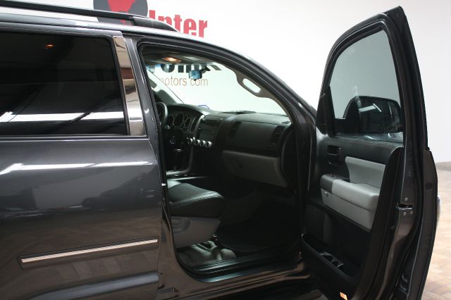 Toyota Sequoia 2011 photo 49