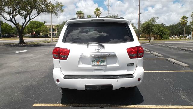 Toyota Sequoia 2011 photo 2