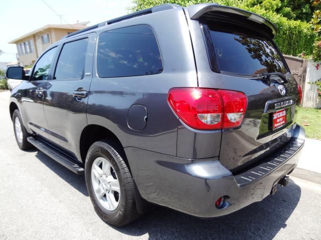 Toyota Sequoia 2012 photo 2