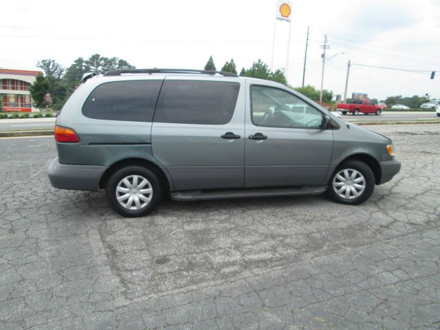 Toyota Sienna 1998 photo 1