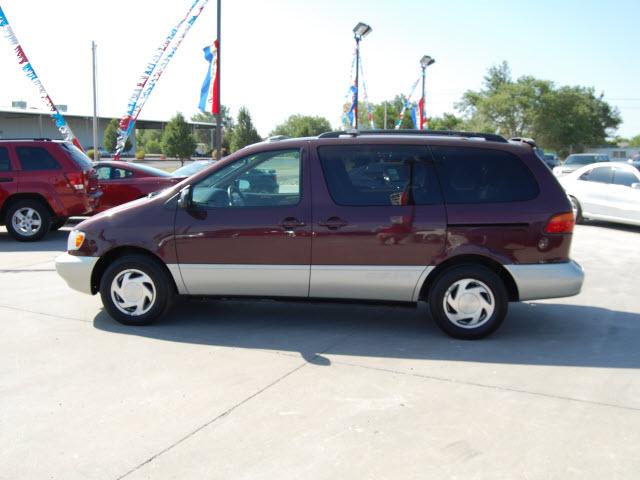 Toyota Sienna 1998 photo 1