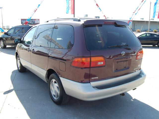 Toyota Sienna 1998 photo 2