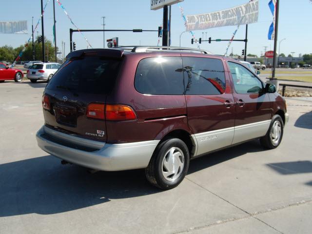 Toyota Sienna 1998 photo 3