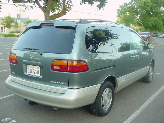 Toyota Sienna 1998 photo 2