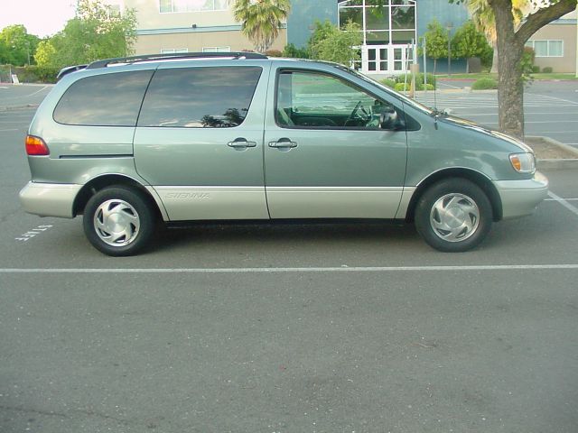 Toyota Sienna 1998 photo 3