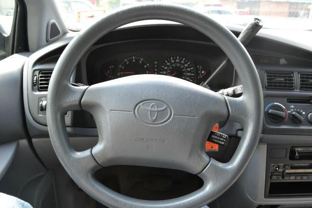 Toyota Sienna 1998 photo 1