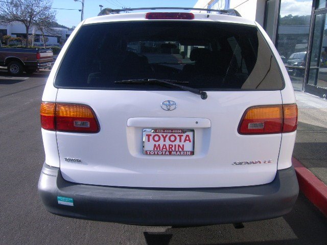 Toyota Sienna 1999 photo 3
