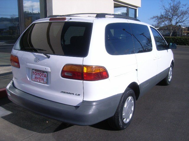 Toyota Sienna 1999 photo 4