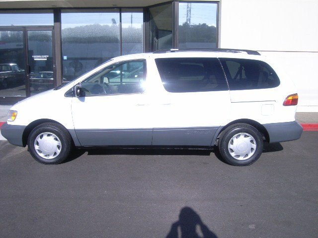 Toyota Sienna 1999 photo 1
