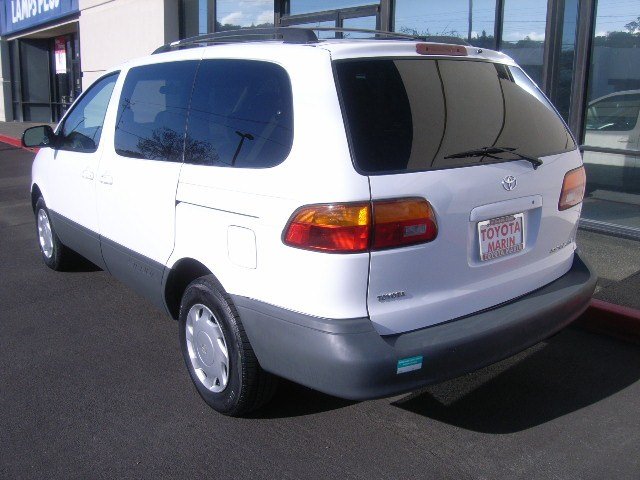 Toyota Sienna 1999 photo 2
