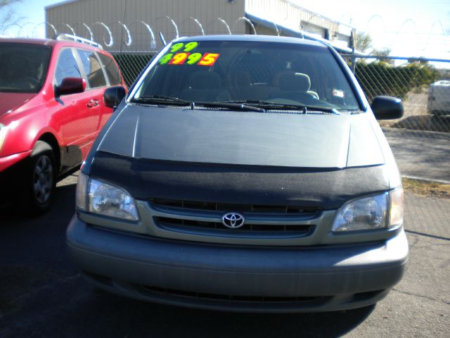 Toyota Sienna 1999 photo 3
