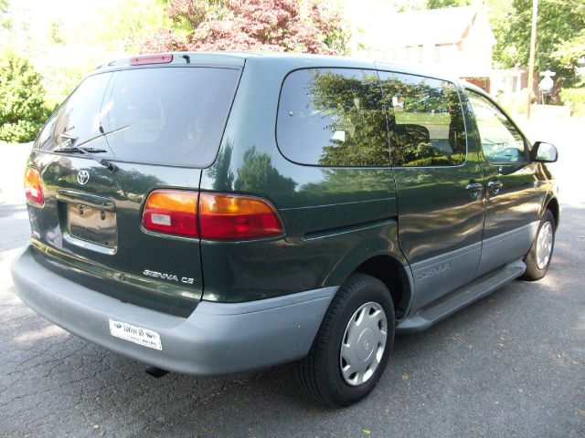 Toyota Sienna 1999 photo 0