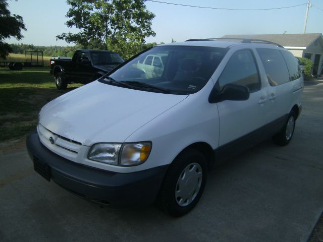 Toyota Sienna 1999 photo 1