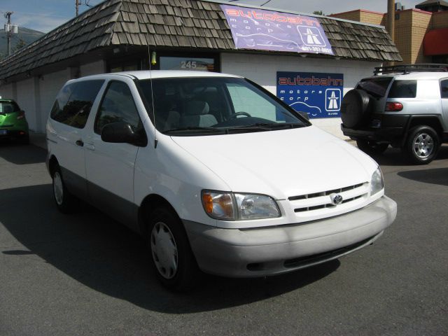 Toyota Sienna 1999 photo 1