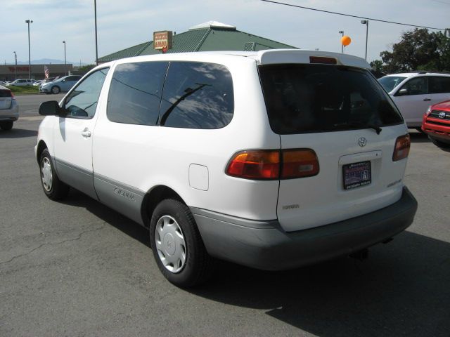 Toyota Sienna 1999 photo 2