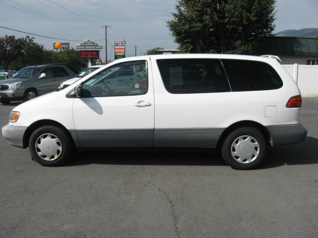 Toyota Sienna 1999 photo 3