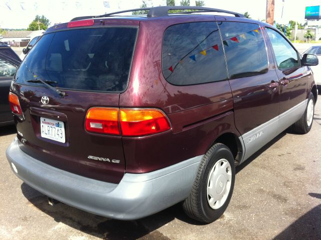 Toyota Sienna 1999 photo 1