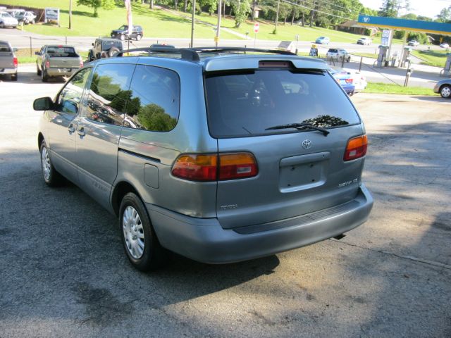Toyota Sienna 1999 photo 21