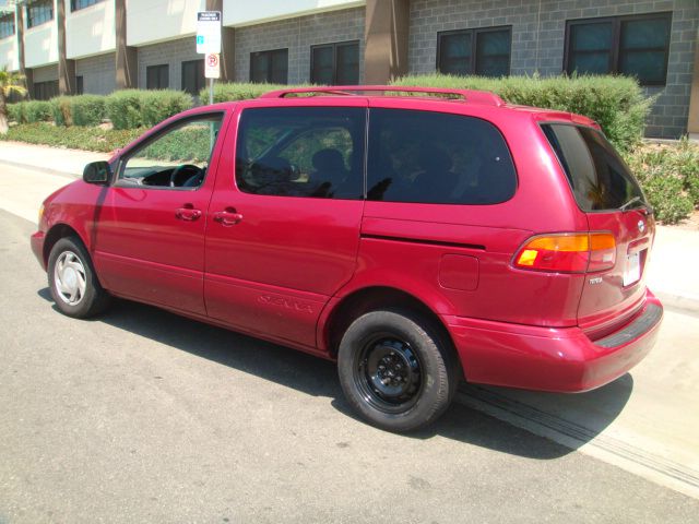 Toyota Sienna LE - 4x2 MiniVan