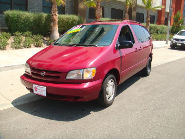 Toyota Sienna 1999 photo 1