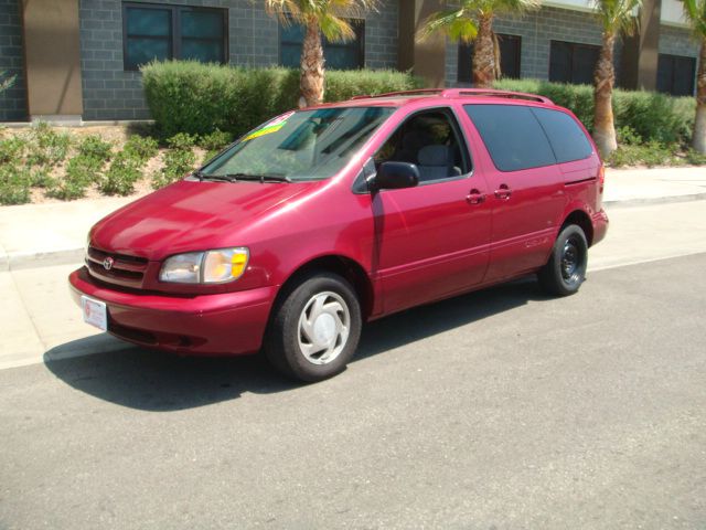 Toyota Sienna 1999 photo 2