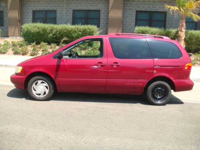 Toyota Sienna 1999 photo 4