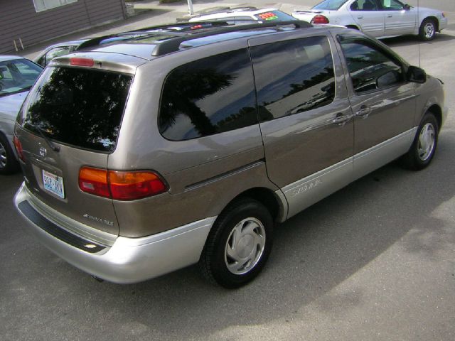 Toyota Sienna 1999 photo 4