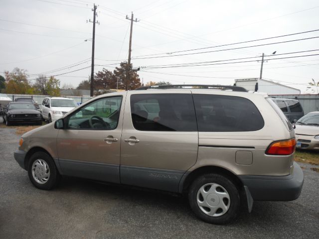 Toyota Sienna 2000 photo 1