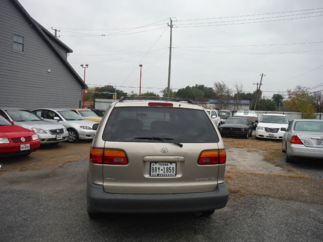 Toyota Sienna 2000 photo 2