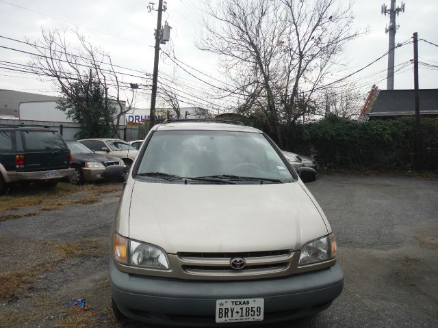 Toyota Sienna 2000 photo 3