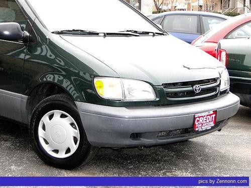 Toyota Sienna 2000 photo 2