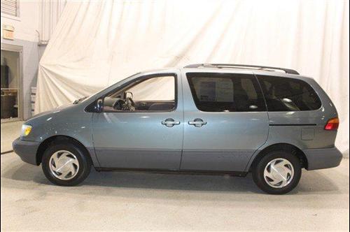 Toyota Sienna 2000 photo 1