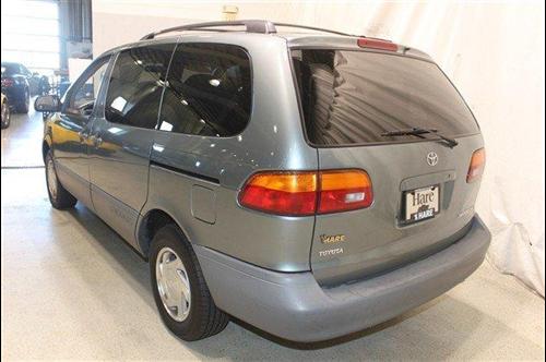 Toyota Sienna 2000 photo 2