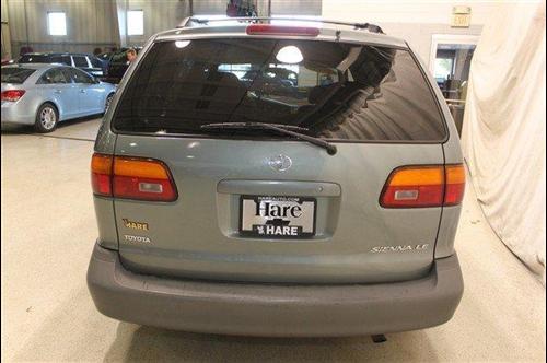 Toyota Sienna 2000 photo 3