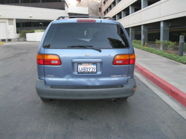 Toyota Sienna 2000 photo 1