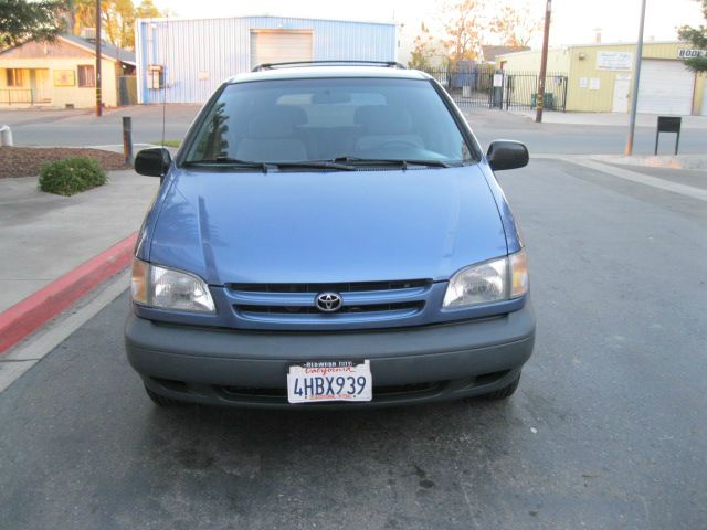 Toyota Sienna 2000 photo 3